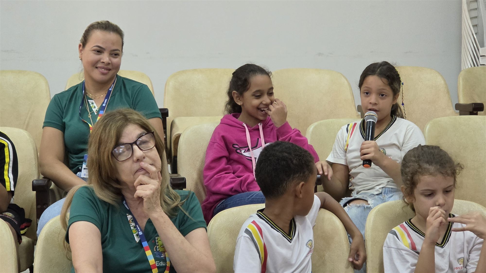 Alunos da escola Ribeiro dos Santos durante visita à Câmara Municipal de Olímpia