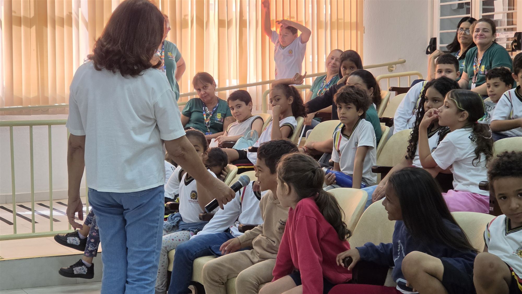 Alunos da escola Ribeiro dos Santos durante visita à Câmara Municipal de Olímpia