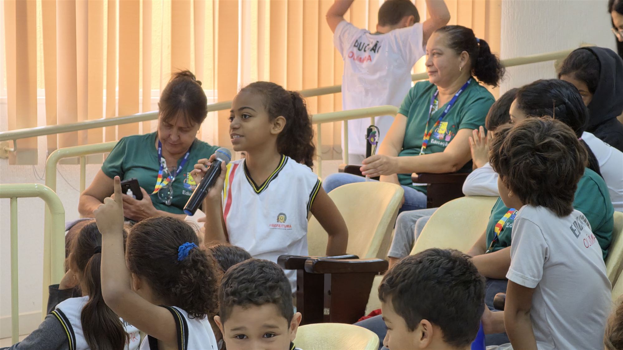 Alunos da escola Ribeiro dos Santos durante visita à Câmara Municipal de Olímpia