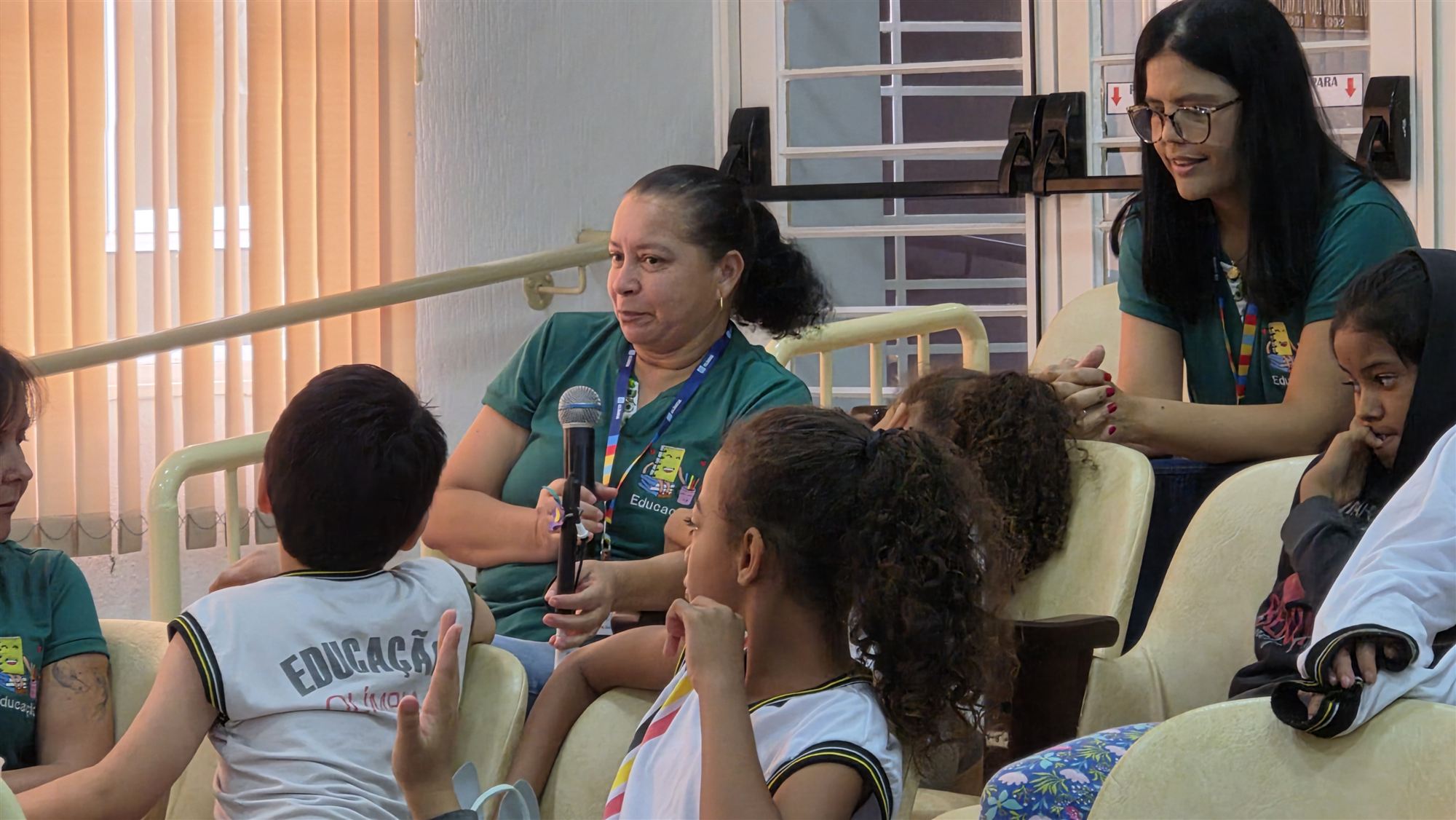 Alunos da escola Ribeiro dos Santos durante visita à Câmara Municipal de Olímpia