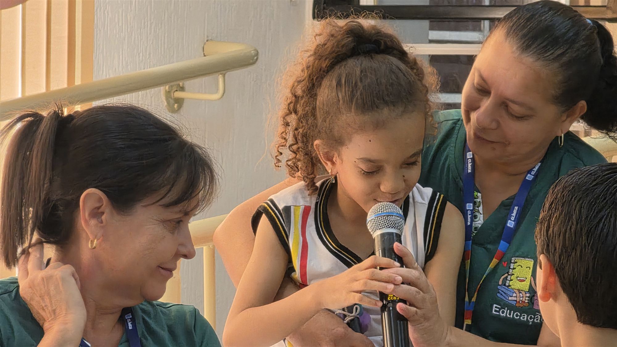 Alunos da escola Ribeiro dos Santos durante visita à Câmara Municipal de Olímpia