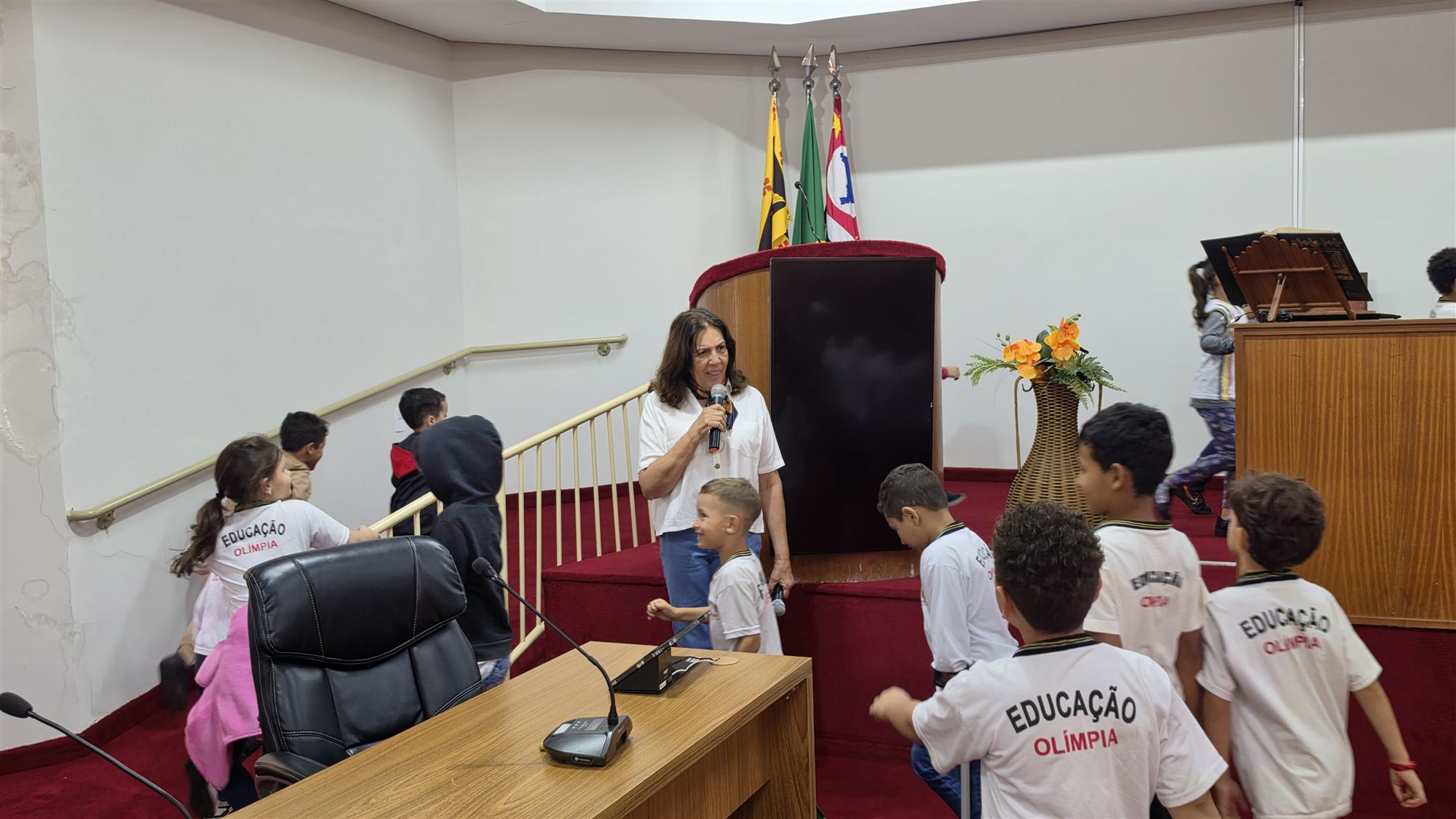 Alunos da escola Ribeiro dos Santos durante visita à Câmara Municipal de Olímpia