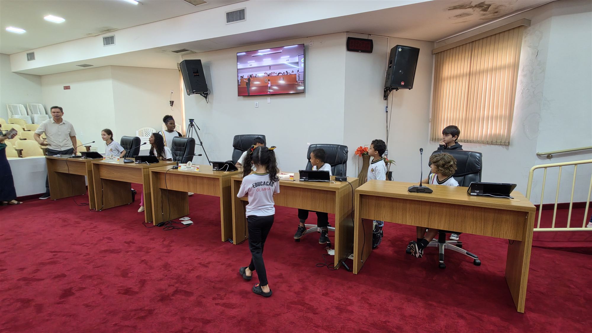 Alunos da escola Ribeiro dos Santos durante visita à Câmara Municipal de Olímpia