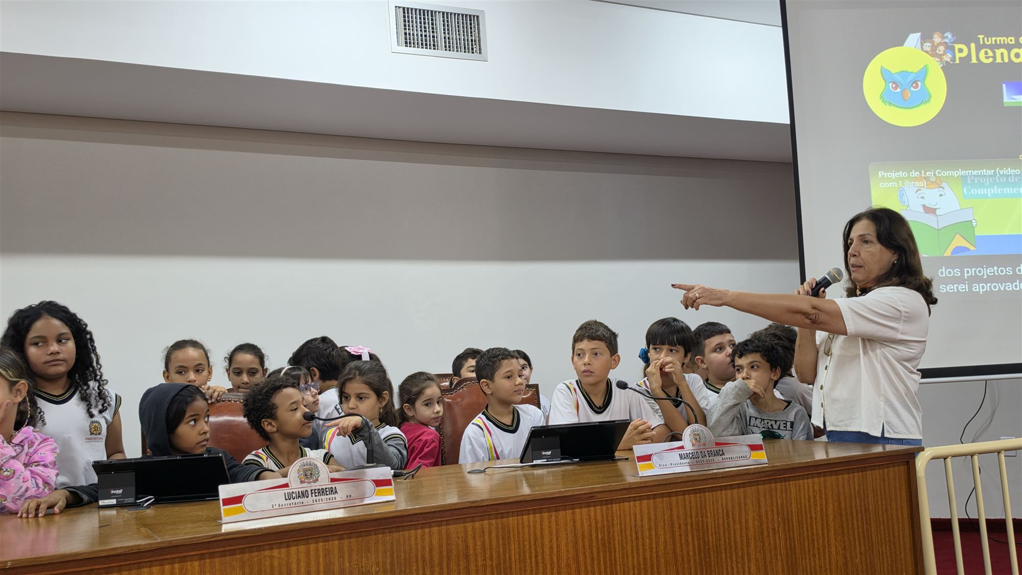 Alunos da escola Ribeiro dos Santos durante visita à Câmara Municipal de Olímpia