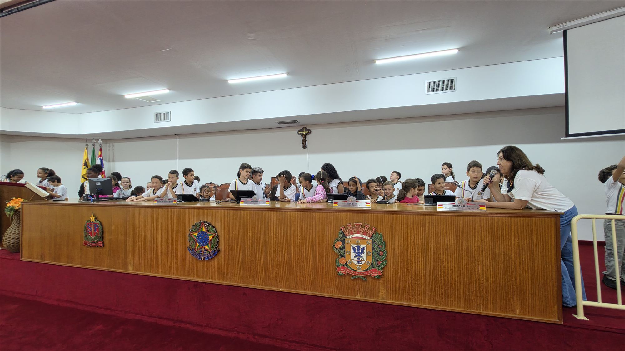 Alunos da escola Ribeiro dos Santos durante visita à Câmara Municipal de Olímpia