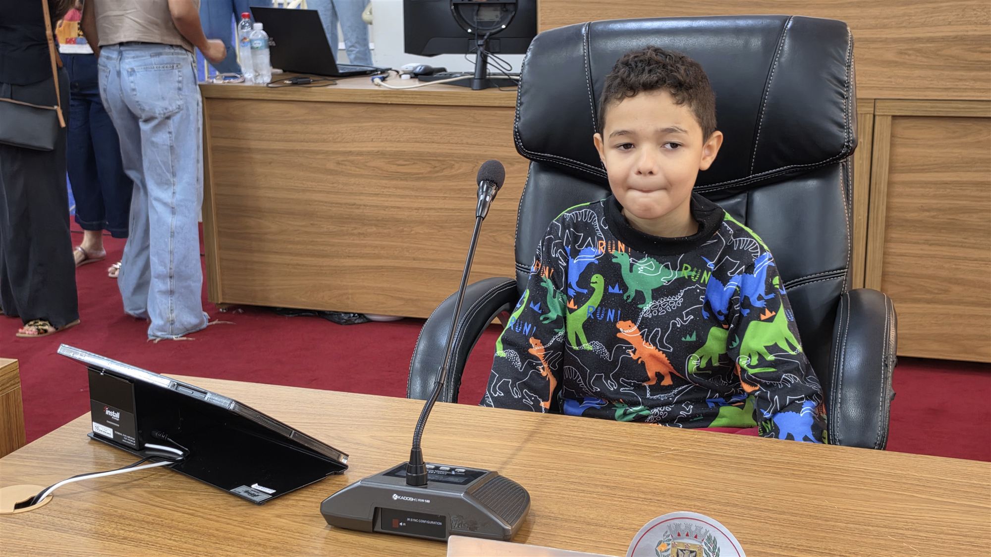 Alunos da escola Ribeiro dos Santos durante visita à Câmara Municipal de Olímpia