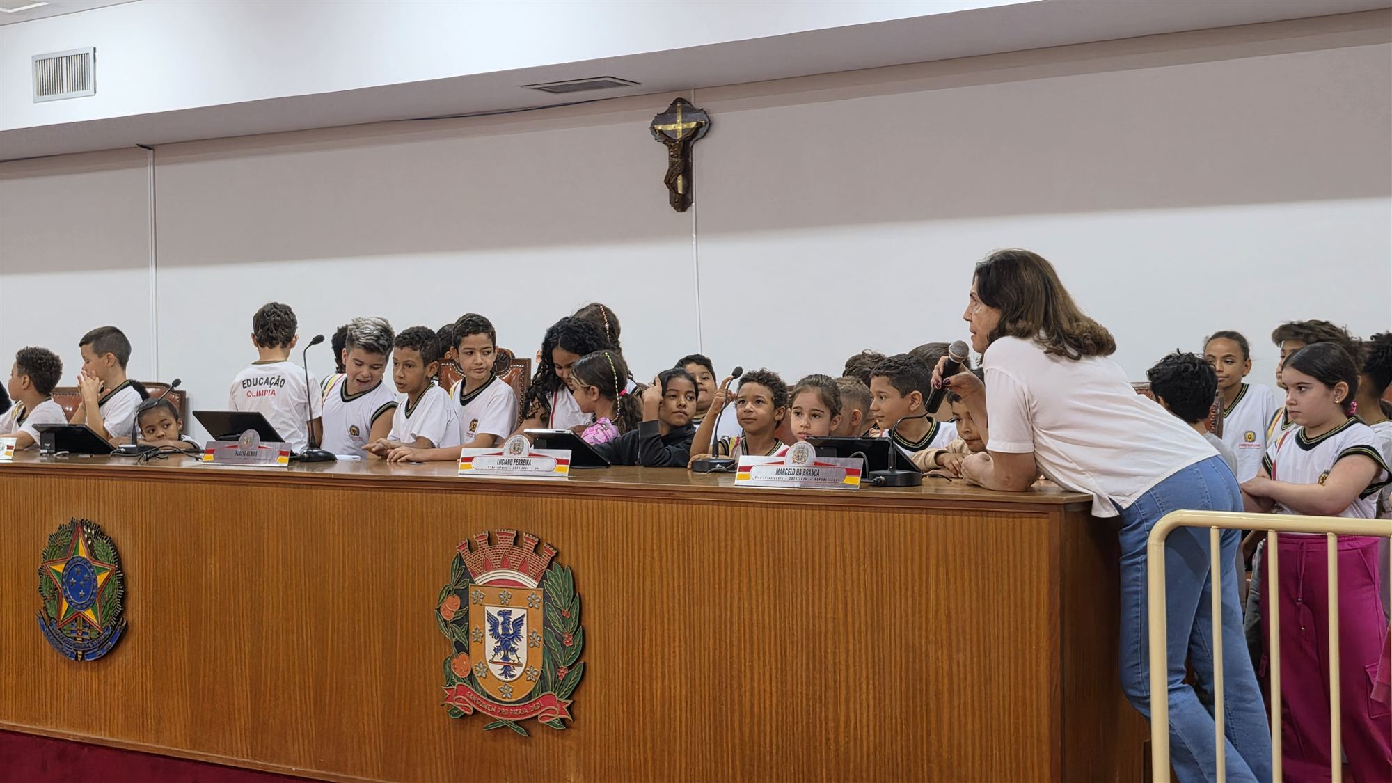 Alunos da escola Ribeiro dos Santos durante visita à Câmara Municipal de Olímpia