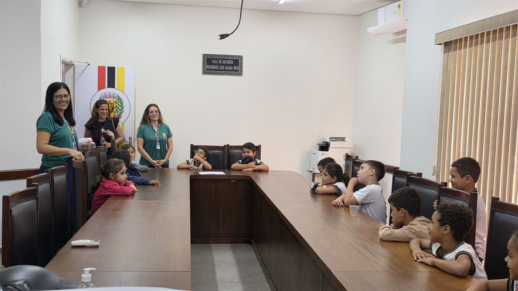 Alunos da escola Ribeiro dos Santos durante visita à Câmara Municipal de Olímpia