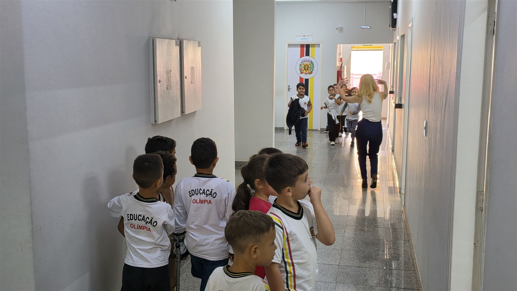 Alunos da escola Ribeiro dos Santos durante visita à Câmara Municipal de Olímpia