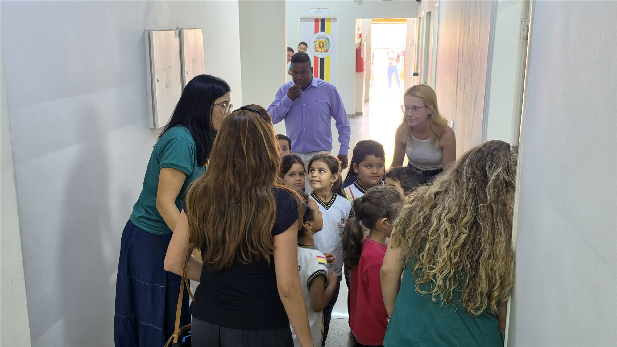 Alunos da escola Ribeiro dos Santos durante visita à Câmara Municipal de Olímpia