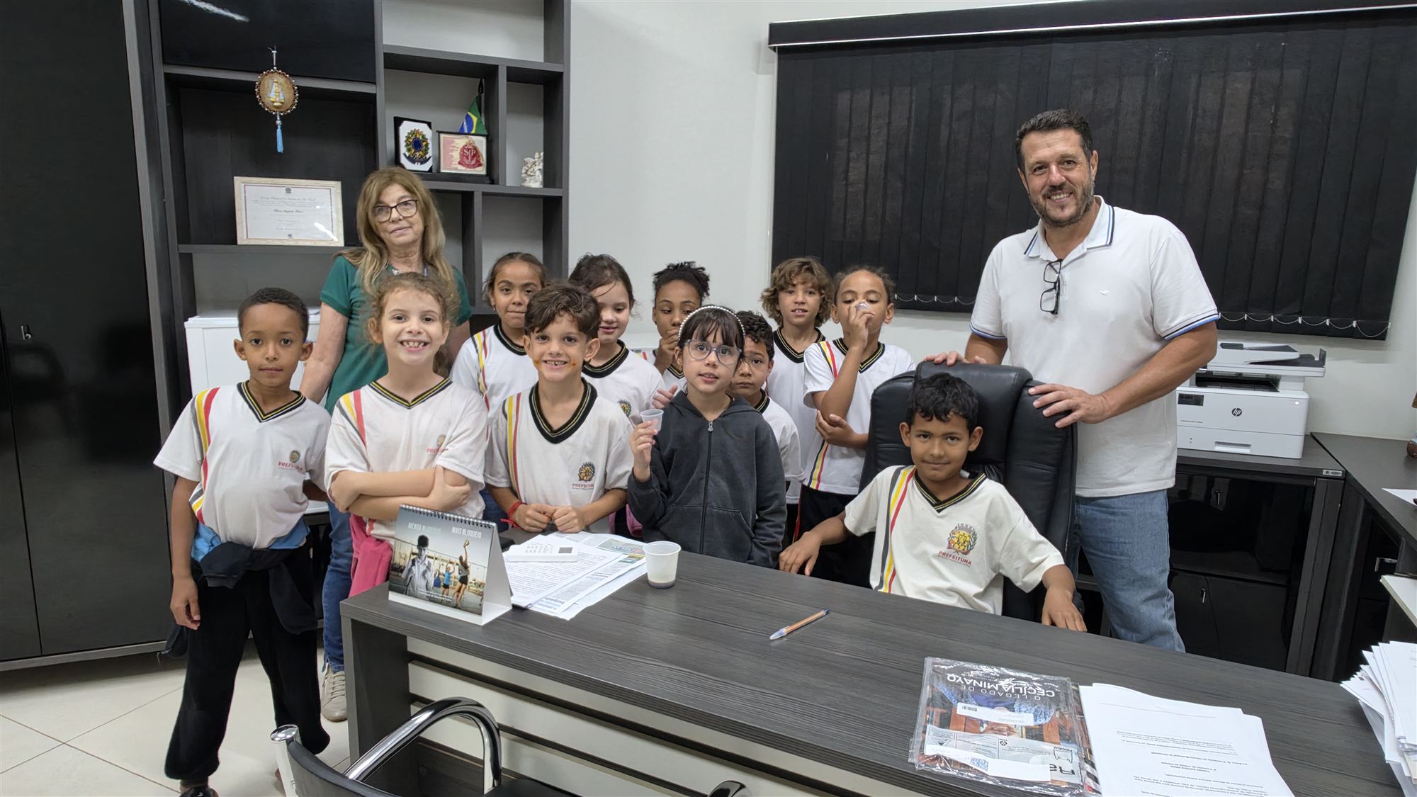 Alunos da escola Ribeiro dos Santos durante visita à Câmara Municipal de Olímpia