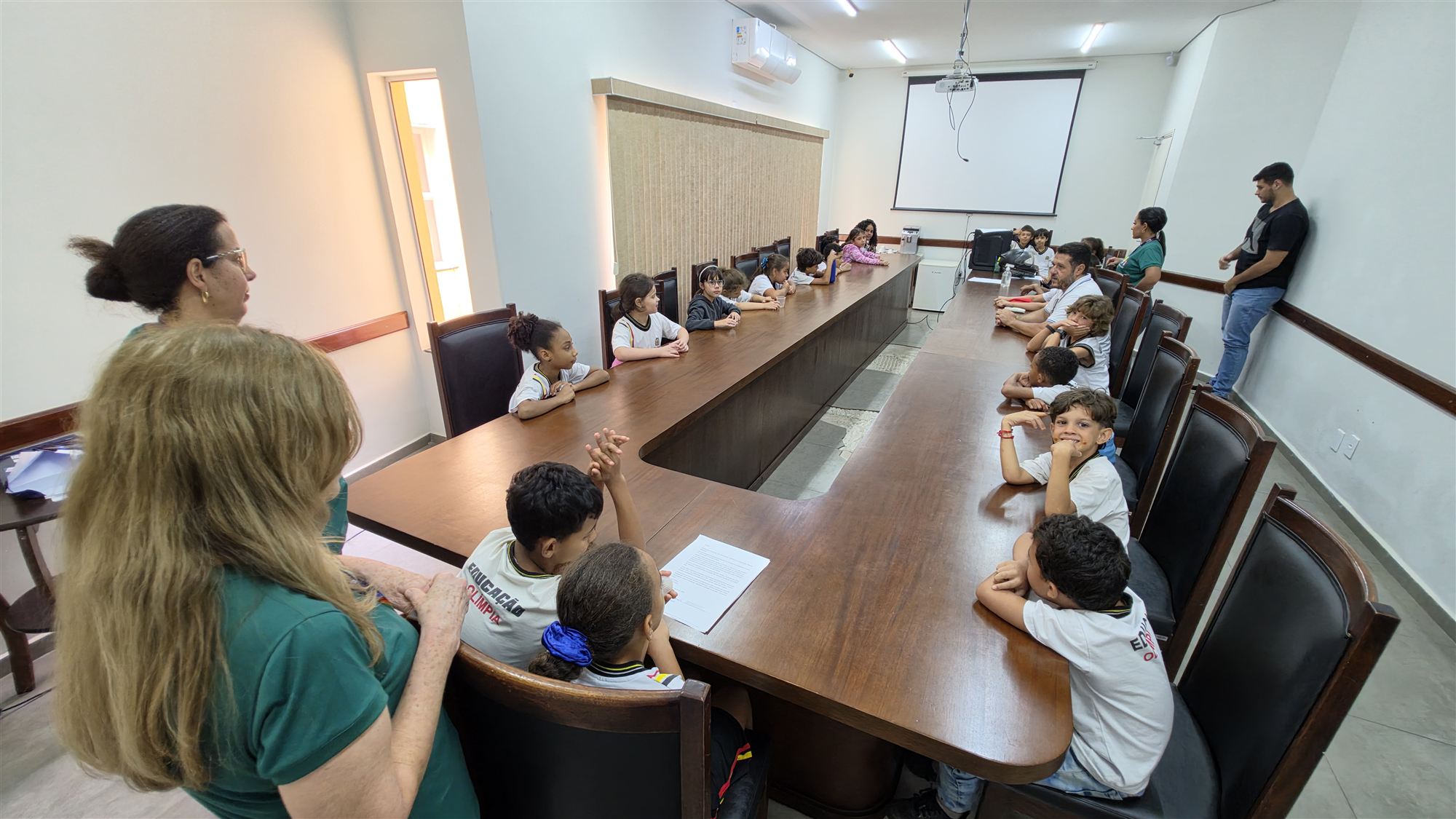 Alunos da escola Ribeiro dos Santos durante visita à Câmara Municipal de Olímpia