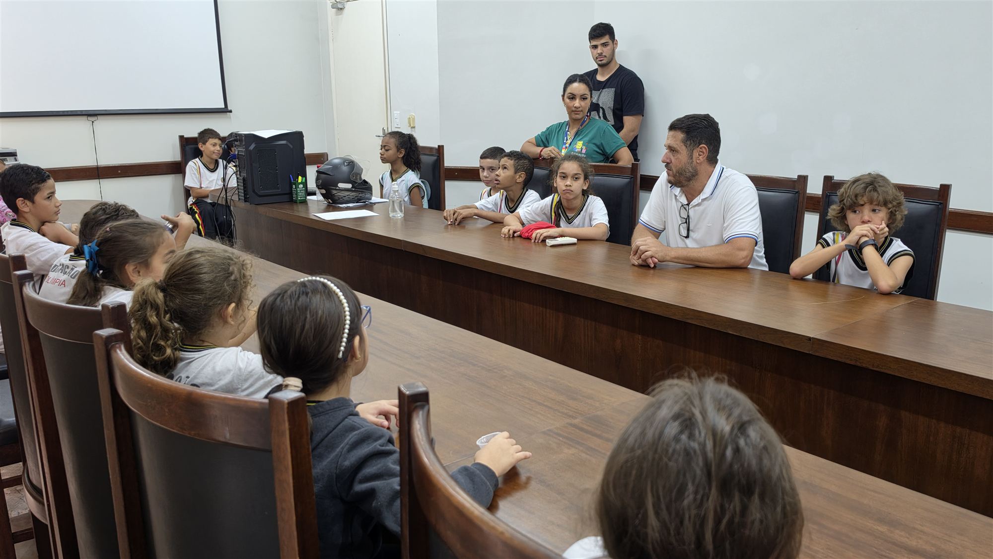 Alunos da escola Ribeiro dos Santos durante visita à Câmara Municipal de Olímpia