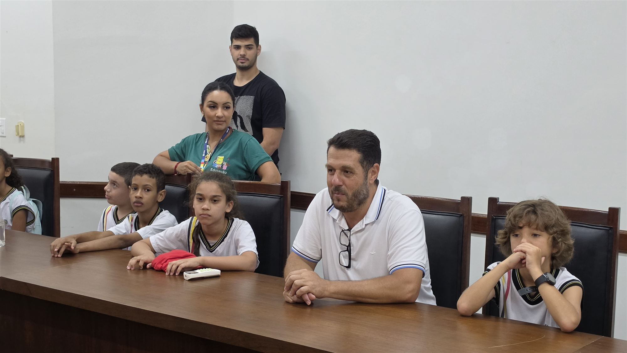 Alunos da escola Ribeiro dos Santos durante visita à Câmara Municipal de Olímpia