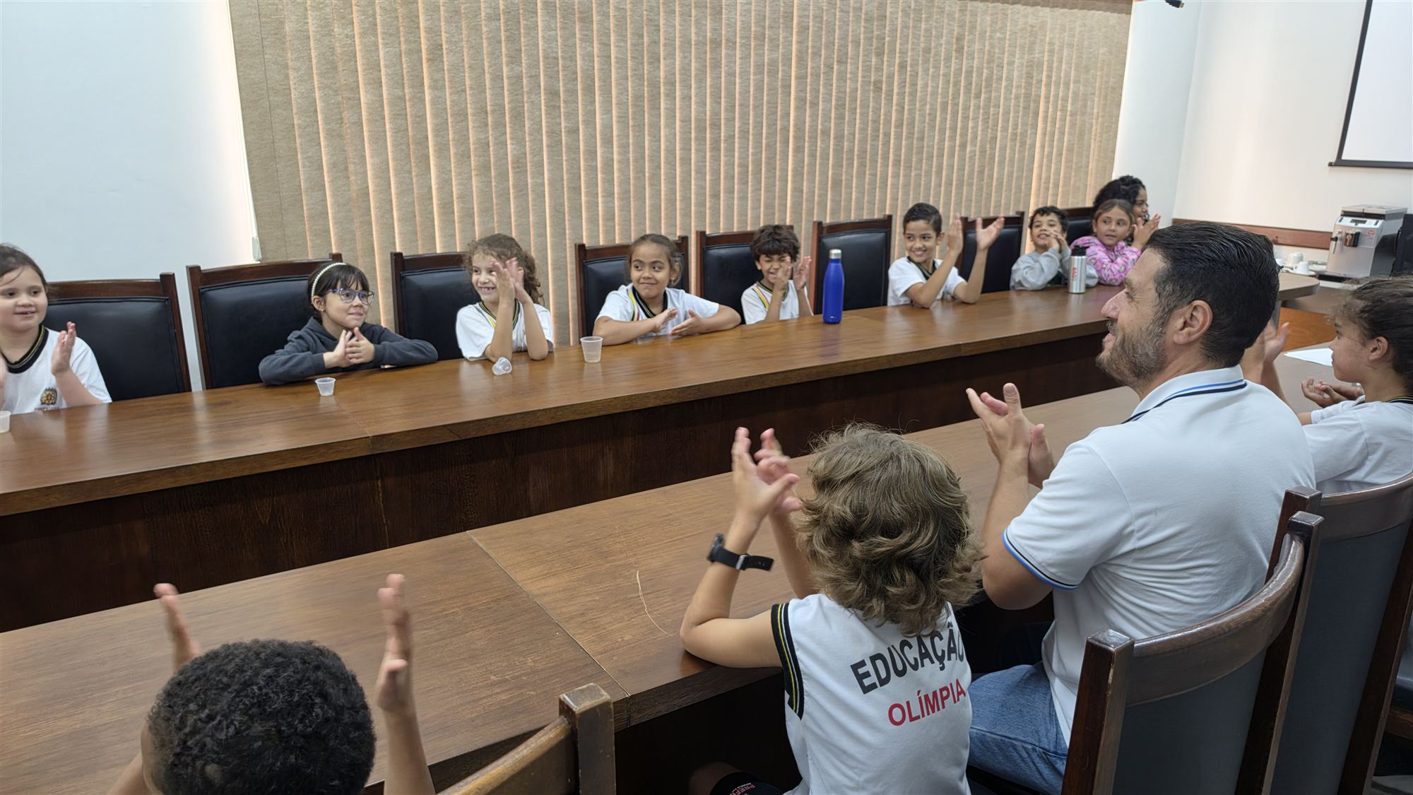 Alunos da escola Ribeiro dos Santos durante visita à Câmara Municipal de Olímpia