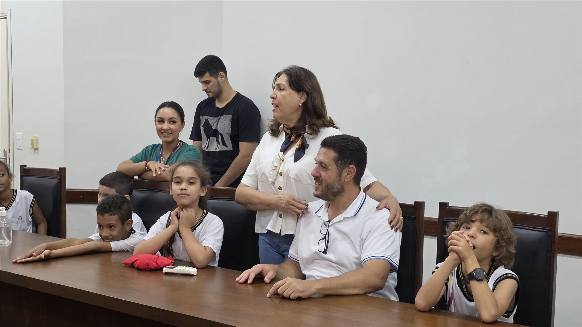 Alunos da escola Ribeiro dos Santos durante visita à Câmara Municipal de Olímpia