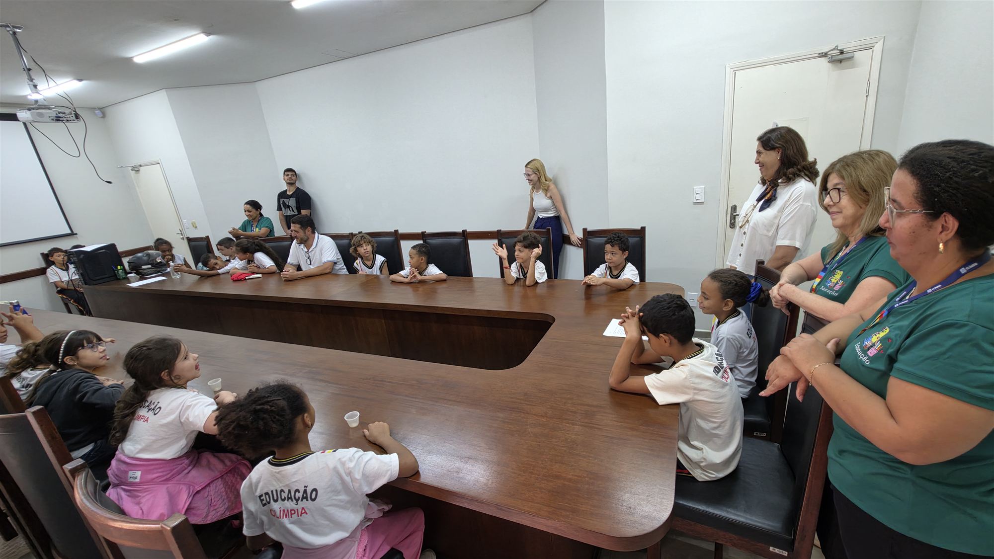 Alunos da escola Ribeiro dos Santos durante visita à Câmara Municipal de Olímpia