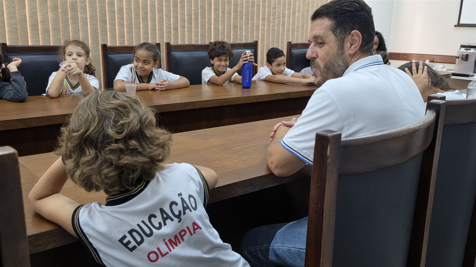 Alunos da escola Ribeiro dos Santos durante visita à Câmara Municipal de Olímpia