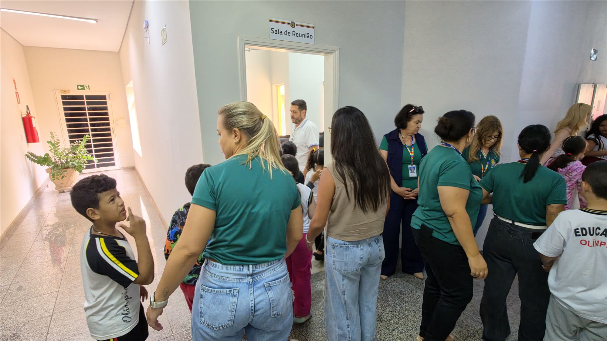 Alunos da escola Ribeiro dos Santos durante visita à Câmara Municipal de Olímpia