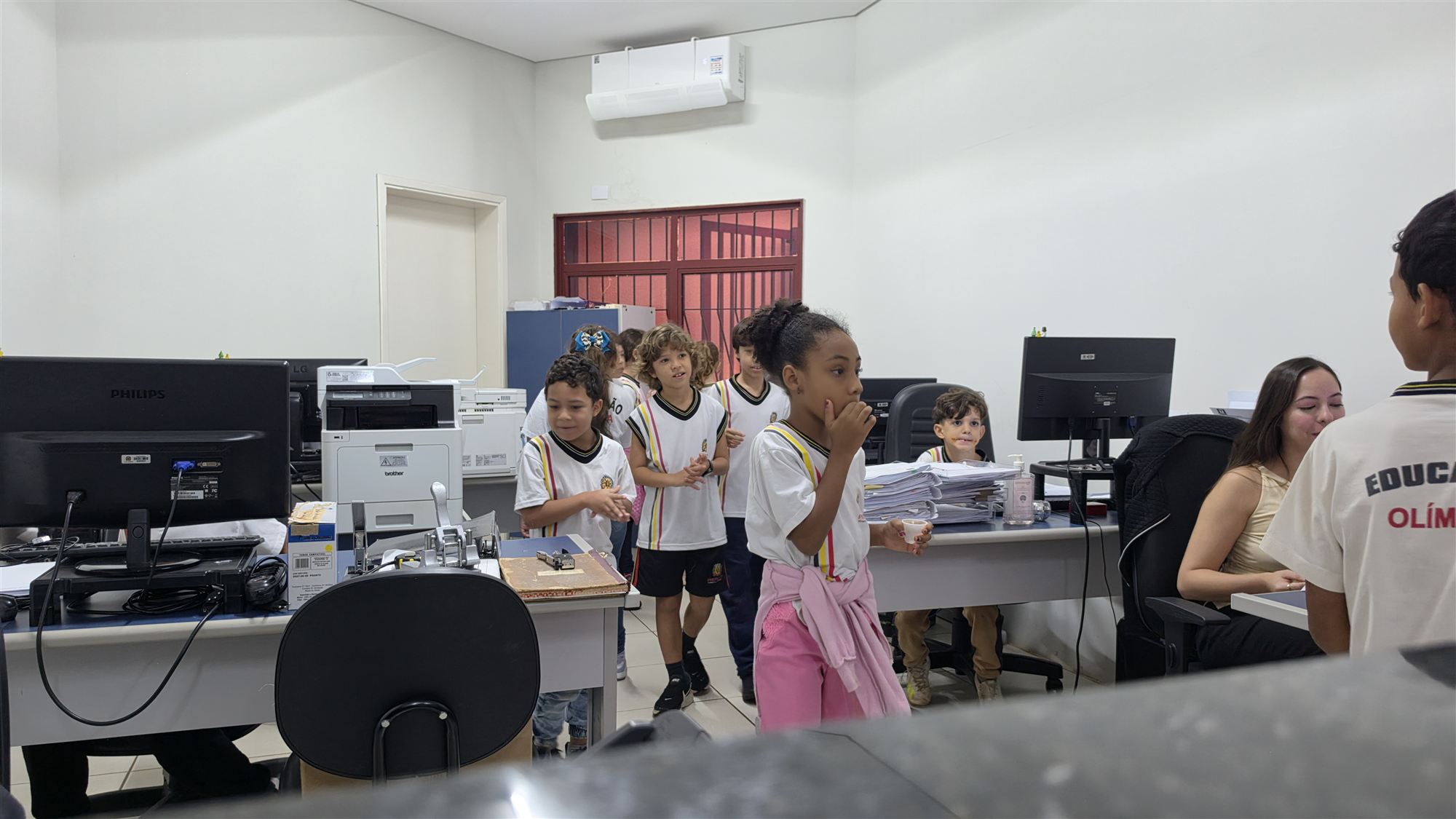 Alunos da escola Ribeiro dos Santos durante visita à Câmara Municipal de Olímpia