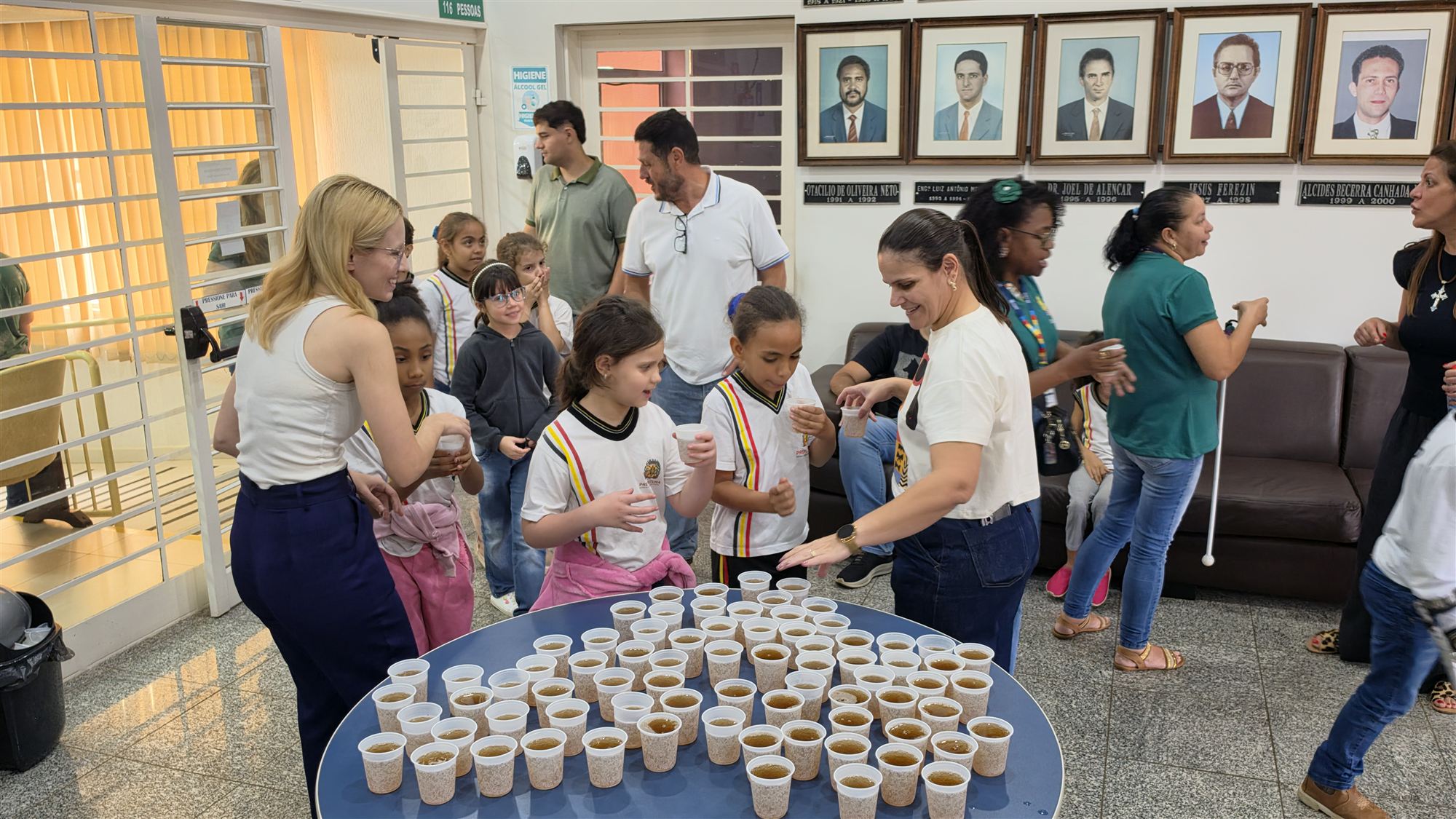 Alunos da escola Ribeiro dos Santos durante visita à Câmara Municipal de Olímpia
