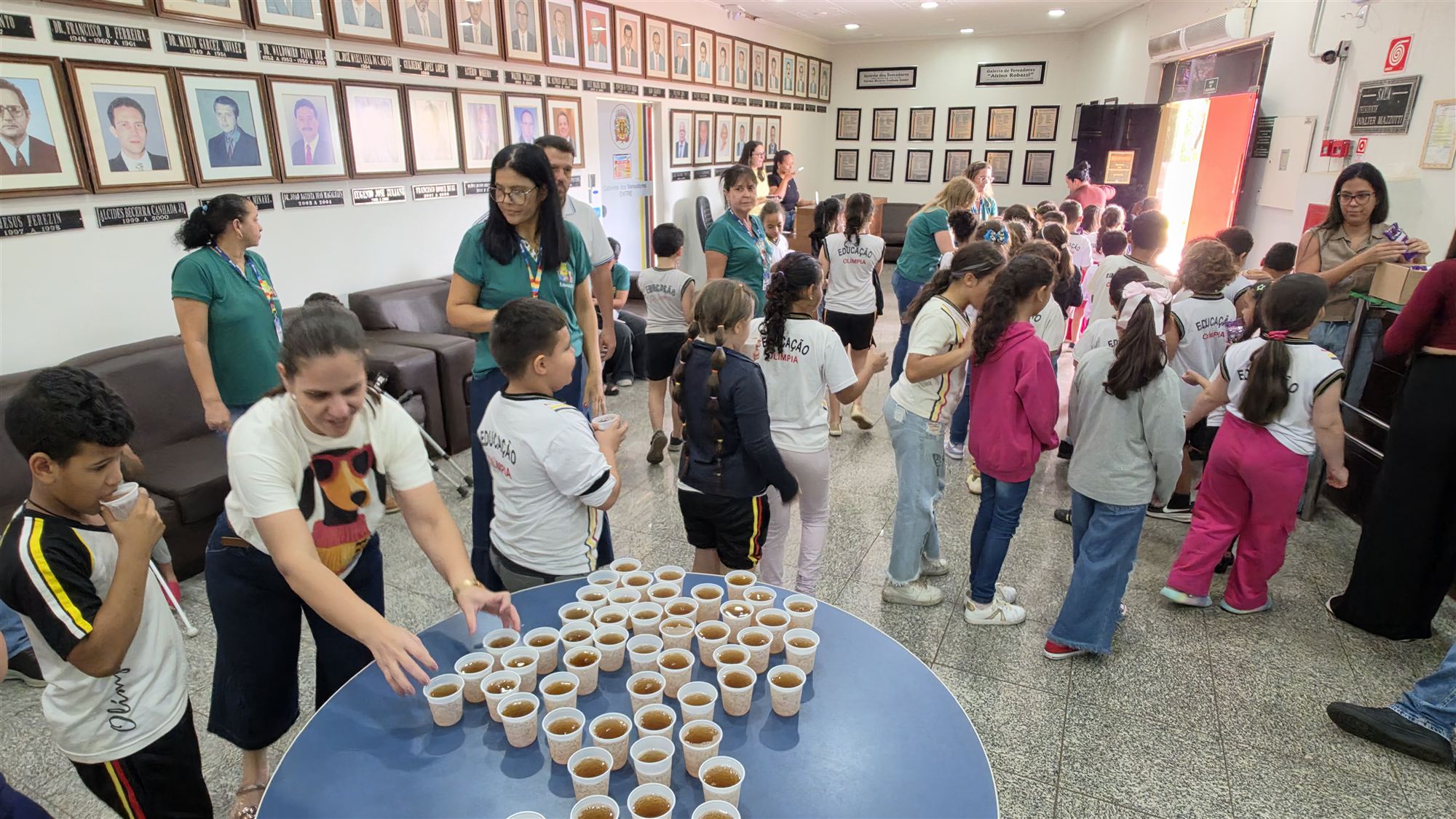 Alunos da escola Ribeiro dos Santos durante visita à Câmara Municipal de Olímpia