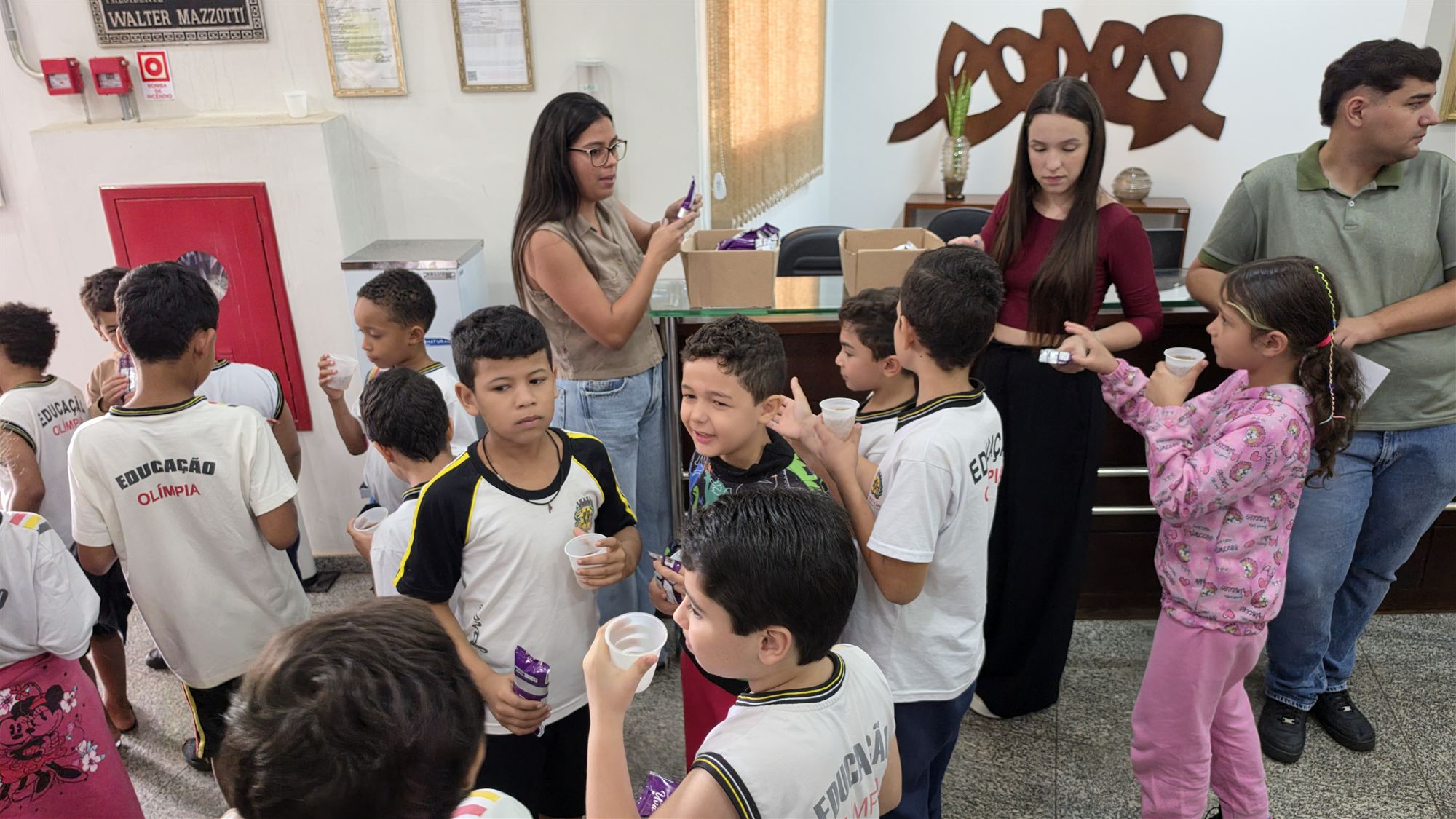 Alunos da escola Ribeiro dos Santos durante visita à Câmara Municipal de Olímpia