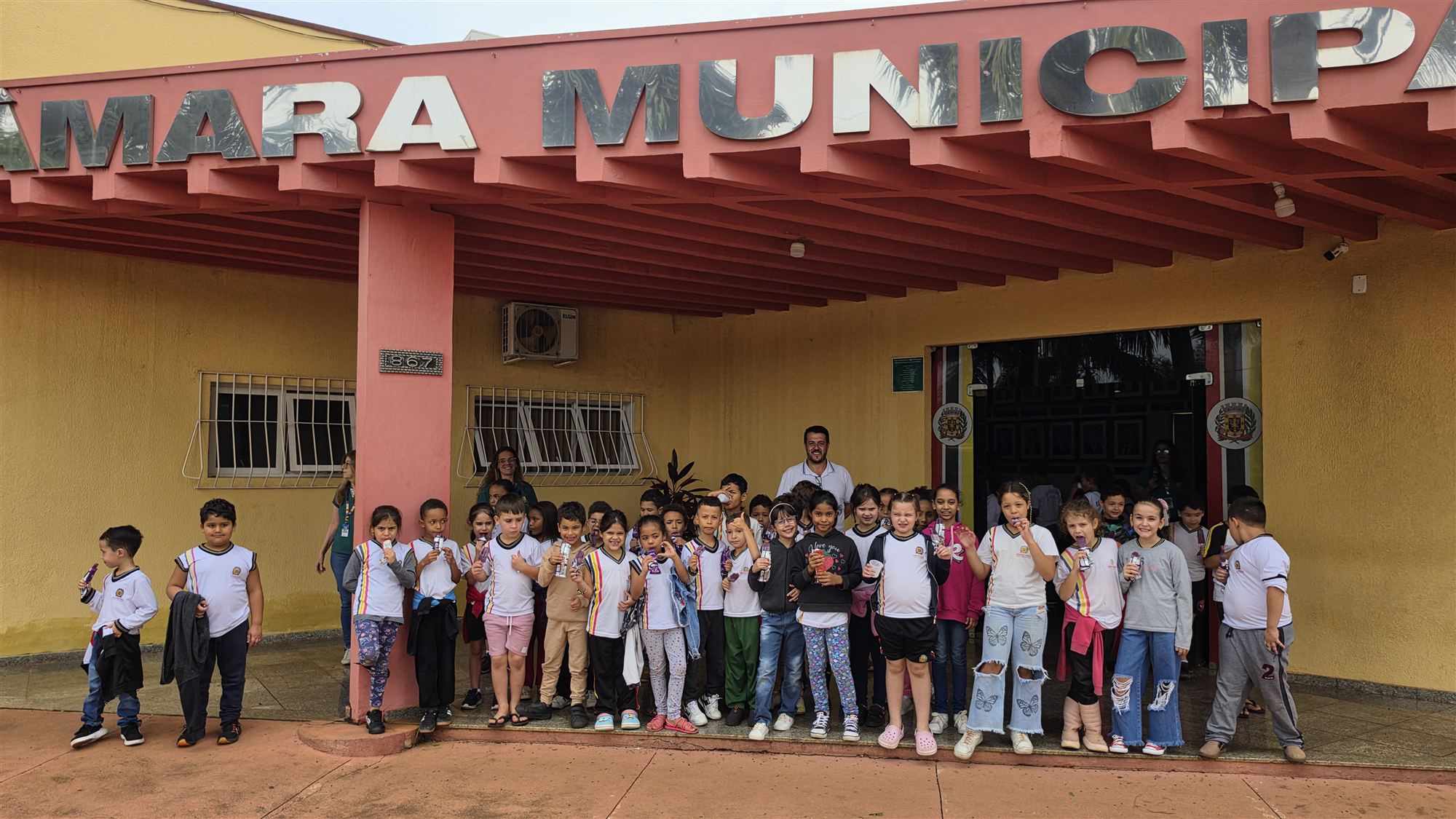 Alunos da escola Ribeiro dos Santos durante visita à Câmara Municipal de Olímpia