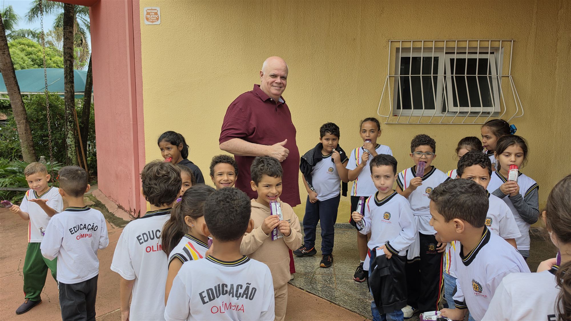 Alunos da escola Ribeiro dos Santos durante visita à Câmara Municipal de Olímpia