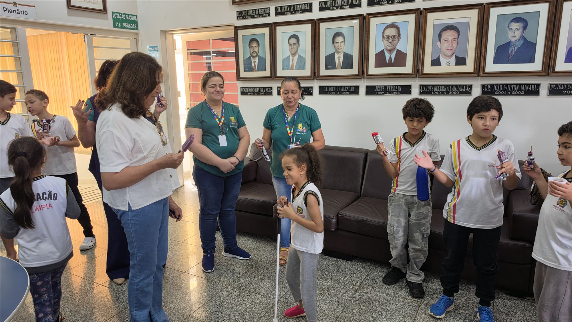 Alunos da escola Ribeiro dos Santos durante visita à Câmara Municipal de Olímpia