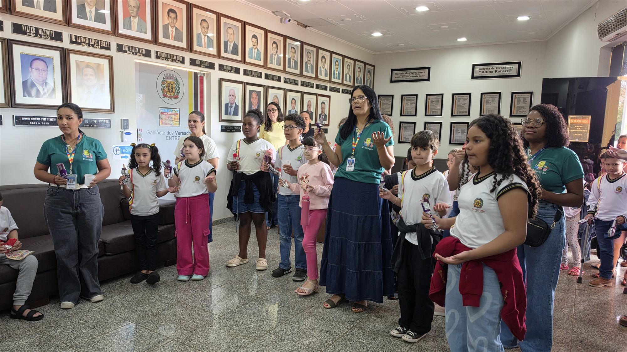 Alunos da escola Ribeiro dos Santos durante visita à Câmara Municipal de Olímpia